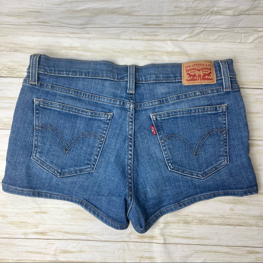 Levi’s Mid-Wash Stretch Denim Jean Shorts Size 30 - Picture 3 of 3